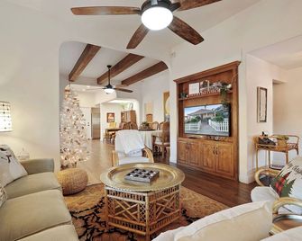 The Veranda on Walnut - Luxury Downtown Lodi Stay - Lodi - Wohnzimmer