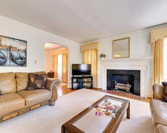 Peaceful Camden Vacation Rental about 3 Mi to Town! - Camden - Living room