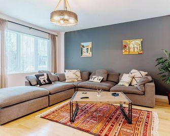 Beautiful home for you - Sherbrooke - Living room