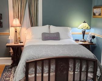 Oaklawn Inn - Menomonie - Bedroom