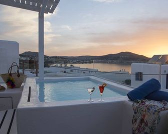 أموس لاكشري رومز آند هوم - ناوسا - حوض السباحة