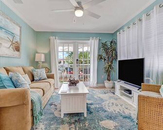 Coral Cottage Retreat - Naples - Living room