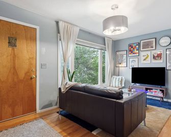 Stylish Flat with Free Parking in Downtown Albany - Albany - Living room