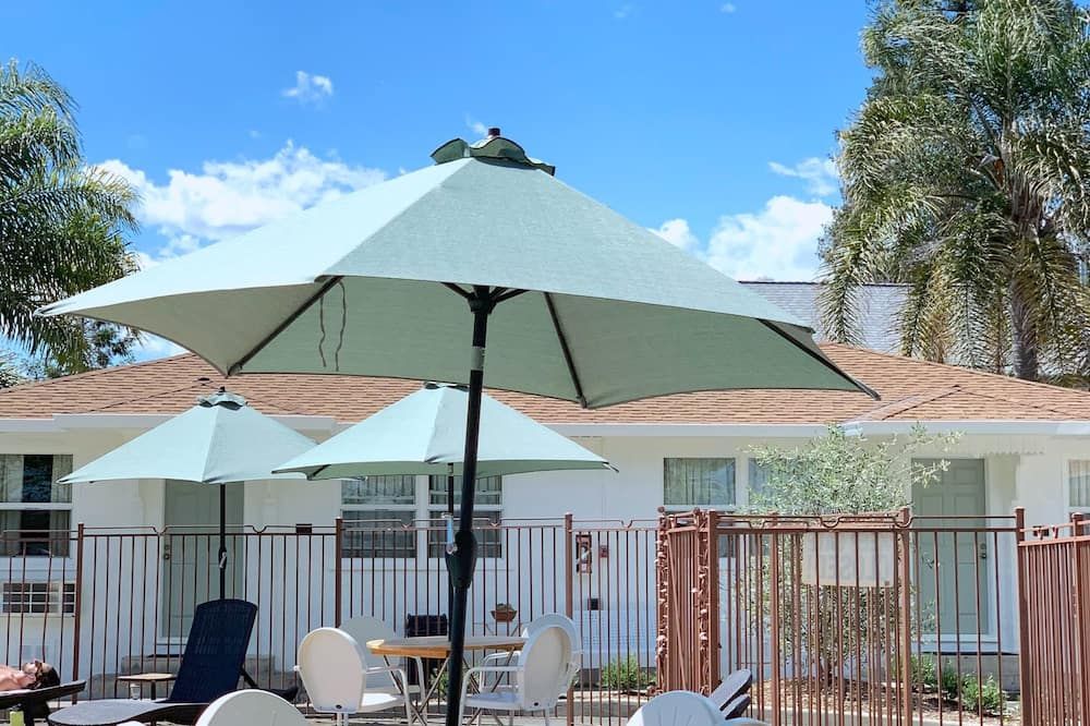 كارلين كوتيدجيز - كاليستوغا - شرفة مرصوفة