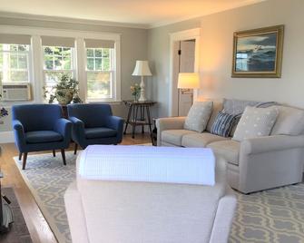 Distinguished classic coastal home overlooks Casco Bay and Maine’s rocky shore! - South Portland - Living room