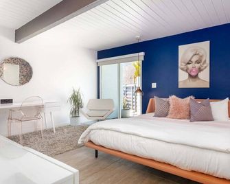 Bubble Gum Modern: Mid-Century Alexander - Palm Springs - Camera da letto