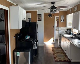 Wisconsin Dells Cabin in the Woods - Wisconsin Dells - Kitchen