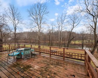 Cozy Riverside Retreat on Sugar Creek – Perfect for a Relaxing Getaway! - Crawfordsville - Balkon