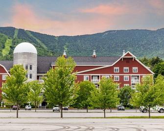 Snowy Paradise Awaits: Walk to Sugarbush Mountain - Warren - Building