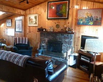 Pine Cabin On 30 Acres! 1 Mi. from Carbondale, Il & Siuc Campus - Carbondale - Living room