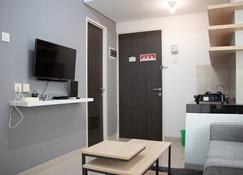 Nice And Comfort 2Br At Serpong Garden Apartment - South Tangerang City - Wohnzimmer