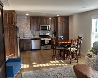 The Benton - Warmly decorated, cozy apartment in downtown Bentonville - Bentonville - Kitchen