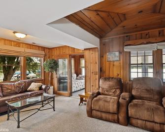 Beautiful Lakefront Cottage with boat slip on the Chain of Lakes! - Antioch - Living room