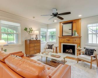 Fayetteville Home about 2 Blocks to Dickson Street! - Fayetteville - Sala de estar