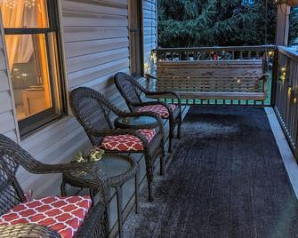 The Lazy Cat Lodge - Hot Tub - Fire Pit - Lewis Center - Balcón