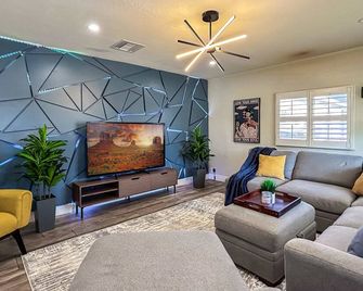 Phoenix 4 Bdr Home With Outdoor Entertainment - Phoenix - Sala de estar