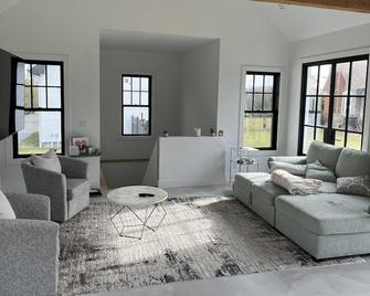 Dreamy Private Modern Farmhouse with pool and outdoor shower - Eastport - Sala de estar
