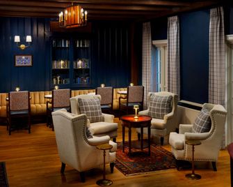 ذا نيتاني ليون إن - ستيت كوليج - ردهة