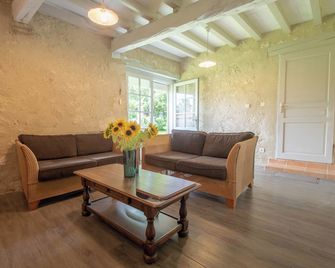 Gite Le Solquirit - avec piscine et vue imprenable - Condom - Living room
