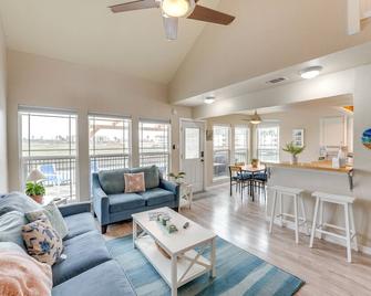 Waterfront Mustang Island Condo with Dock! - Corpus Christi - Sala de estar