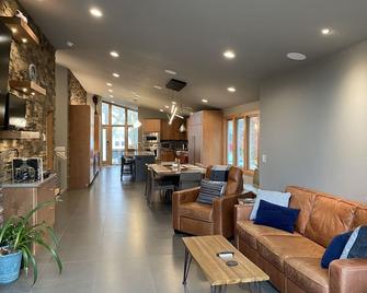 Luxurious Mid-Century Modern close to Camp Randall Stadium - Madison - Living room