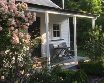 Renovated bushman's cottage in beautiful garden. - Havelock North - Patio