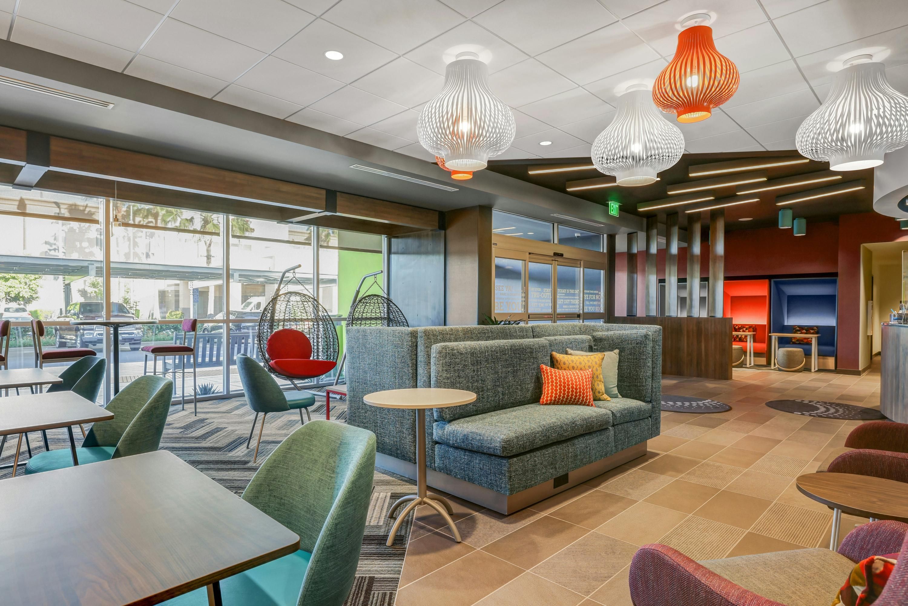 Tru by Hilton Lathrop - Lathrop - Area lounge
