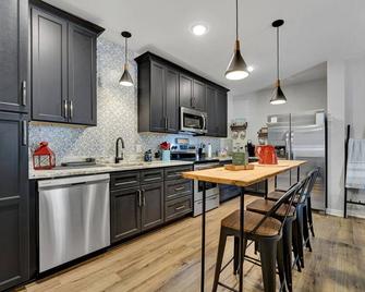 Comfy Cottage Walking Steps From Shopping/Dining/Taproom/Spa - Laurens - Kitchen