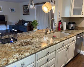 Surf Beach Room At Kone2hbpad - Hawaiian Style House At Hb-Wkly / Mon Discount - Huntington Beach - Kitchen