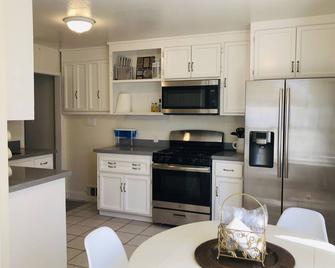 Newly furnished 3 bed/2 bath - Month to month rental - Redwood City - Kitchen