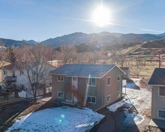 2br Aptmt Parks Private Deck, Mountain Views! - Colorado Springs - Edificio