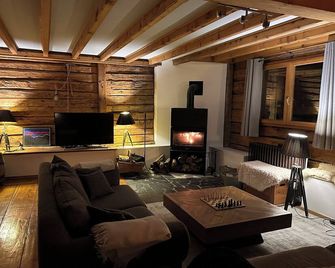 Spacious Chalet Walking Distance To Gondola For Winter And Summer In Vallorcine - Vallorcine - Salon