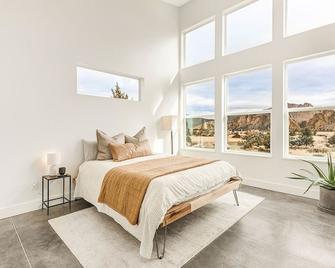 Spectacular Smith Rock Views on Property - Quiet and Modern w/ King Beds - Terrebonne - Bedroom