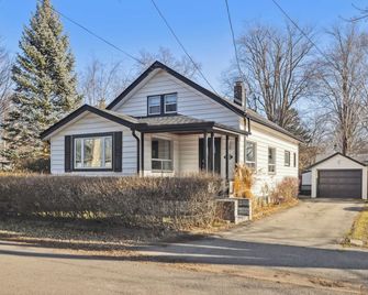New! Glamorous Cottage W/2 Br+ 1ba/Near Lake - Fort Erie - Gebouw