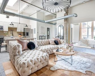 Beltline Shrine - Atlanta - Living room