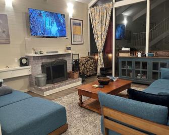 Beautiful Home in the Redwoods - Willits - Wohnzimmer