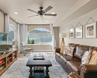 Lake Chelan Views! Two Blocks to Manson! 3,100 SF! - Manson - Sala de estar