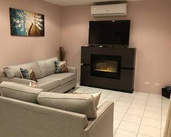 Stunning Waterfront Vacation Rental with Amazing View - Hamilton - Living room