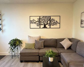 Charming 1 bdrm garden suite with laundry just 5 km from ferries and hospital! - Nanaimo - Wohnzimmer