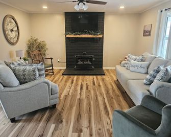 The Sherman House - Cozy, quiet 3-bedroom home in beautiful Mayfield Ky - Mayfield - Sala de estar