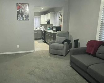 Kingsville Place a 2-bedroom house with AC in Harper Woods - Harper Woods - Living room