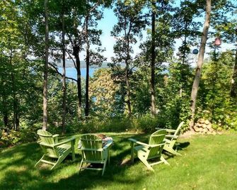 Vintage Camper Overlooking Seneca Lake - Lodi - Patio
