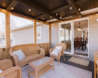 Sweet Retreat - 2 King Rooms - Full Fence Yard - Midland
