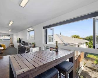 Beach Studio - coastal escape near Fitzroy Beach - New Plymouth - Dining room