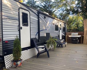 Tiny Home Tranquil Oasis - Bear - Patio