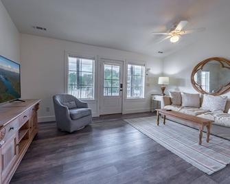 Downtown Clayton Farmhouse Loft 1br/1ba - Clayton - Wohnzimmer