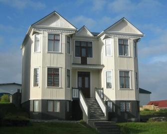 Guesthouse Hóll - Vestmannaeyjar - Gebouw
