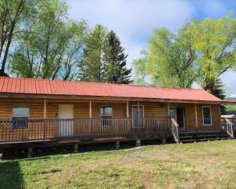 Cabin #2 - Backyard Bunkhouse - Irwin - Building