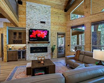 Luxury Cabin in a woods! Private location 7000 ft elevation, 4 seasons! - Prescott - Sala de estar