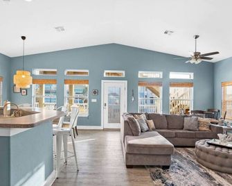 5 Bdrm I Rooftop Deck Oceanview's I Steps to Beach & Bar/Grill - Port Aransas - Living room